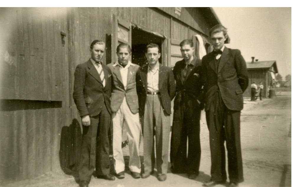 mannen voor een barak in woonkamp Ostswine